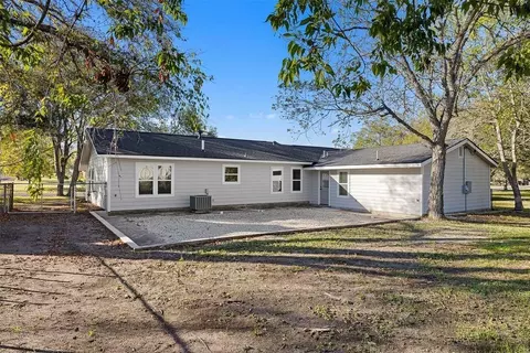 Exterior - 911 Eilers St, Schulenburg, TX 78956 photo 5 of 6