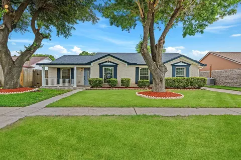 9227 Vickijohn Dr, Houston, TX 77031