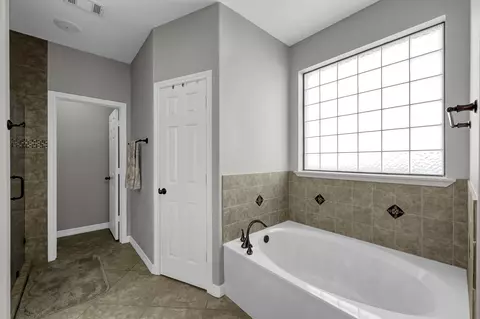 Bath - 12394 Pebble View Dr, Conroe, TX 77304 photo 2 of 5