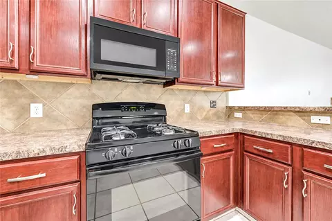 Kitchen - 1930 Red Cedar Trl, Rosenberg, TX 77471 photo 3 of 4