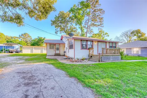 323 Lakeview Dr, Onalaska, TX 77360