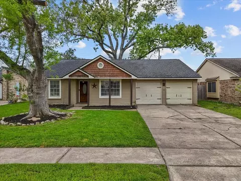 419 Forest Hills Dr, League City, TX 77573