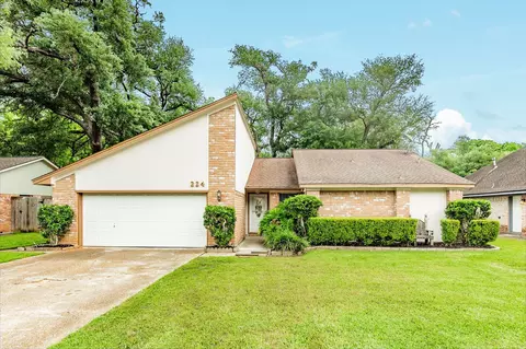 224 Banyan St, Lake Jackson, TX 77566