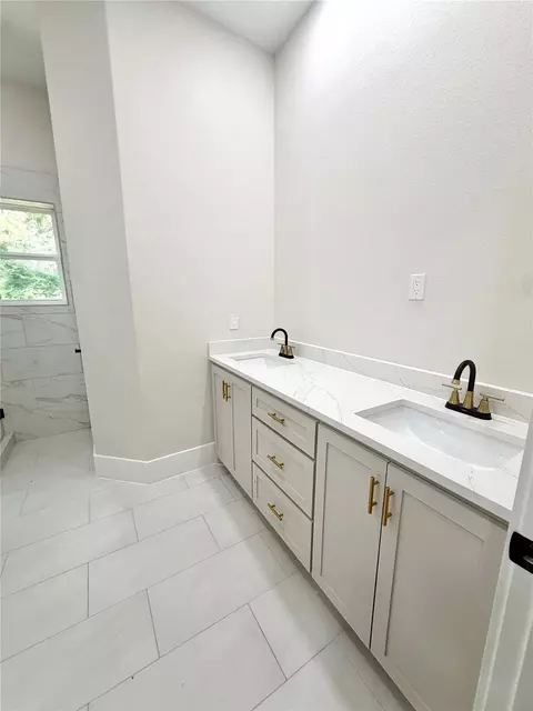 Bath - 40 Seals Ave, Shepherd, TX 77371 photo 5 of 7