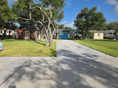 1406 W Corpus Christi St, Rockport, TX 78382
