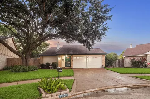 2202 Sunswept Ct, Sugar Land, TX 77478