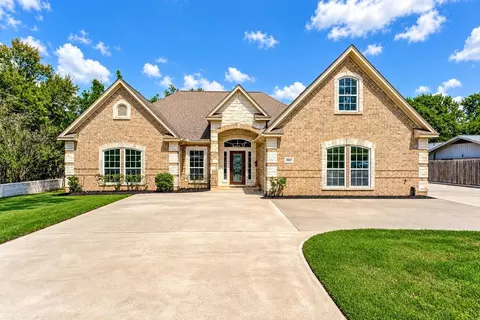 362 Smith St, Clute, TX 77531