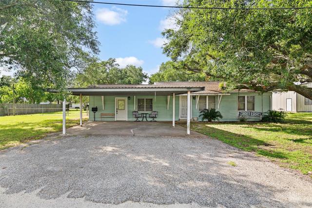 506 Pear St, Edna, TX 77957