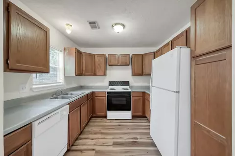 Kitchen - 6 Forest Holw, Trinity, TX 75862 photo 2 of 4