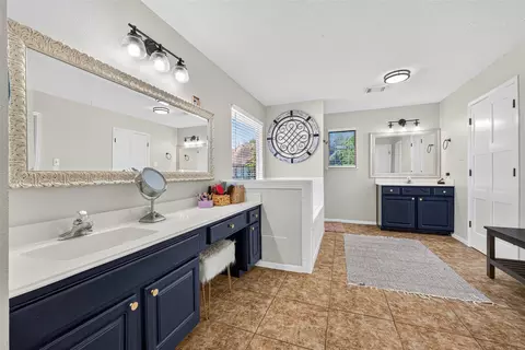 Bath - 5111 Scottline Dr, Pasadena, TX 77505 photo 3 of 4