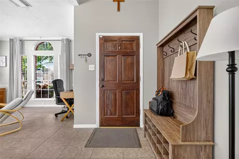 Entry Way - 5111 Scottline Dr, Pasadena, TX 77505 photo 2 of 7