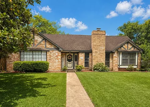 123 Spanish Moss Ln, Lake Jackson, TX 77566
