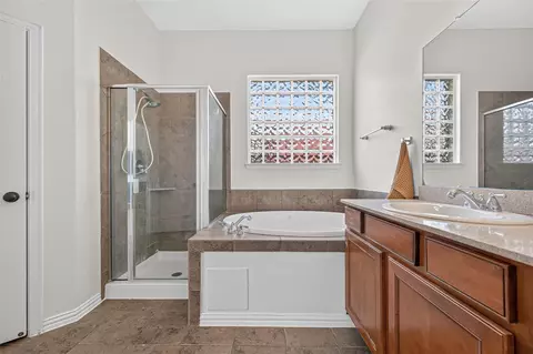 Bath - 9634 Empress Crossing Dr, Spring, TX 77379 photo 2 of 5