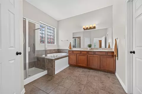 Bath - 9634 Empress Crossing Dr, Spring, TX 77379 photo 1 of 5