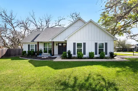 502 Tall Timber Dr, West Columbia, TX 77486