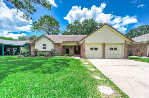 1916 Winding Creek Dr, Pearland, TX 77581