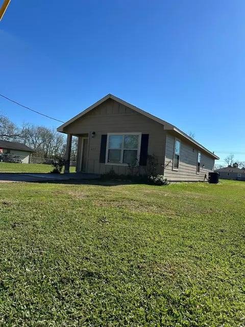 627 W Live Oak St, Angleton, TX 77515