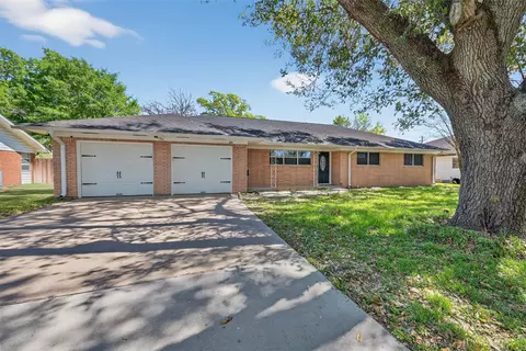 1215 Lawrence St, Rosenberg, TX 77471