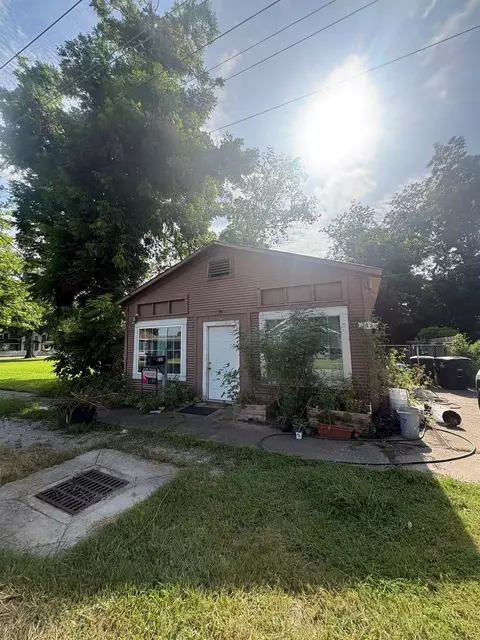 213 S Hill St, Alvin, TX 77511