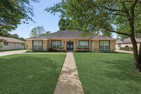 5825 Longwood St, Beaumont, TX 77707