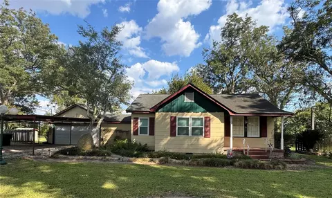 207 S Elm St, Glen Flora, TX 77443