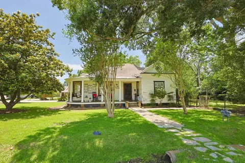 212 S Pine St, Tomball, TX 77375