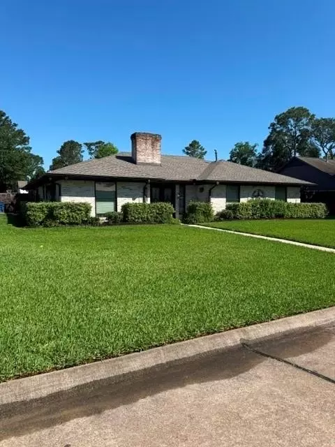102 Cherry Tree Ln, Friendswood, TX 77546