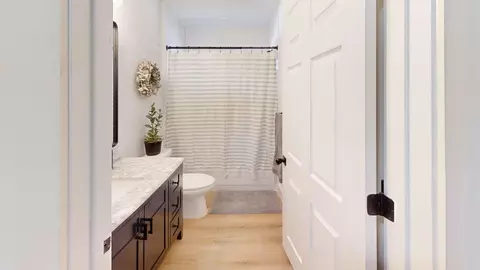 Bath - 13934 Dolphin Dr, Willis, TX 77318 photo 3 of 4