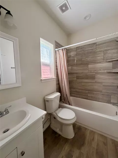 Bath - 16601 E Ivanhoe, Montgomery, TX 77316 photo 2 of 2