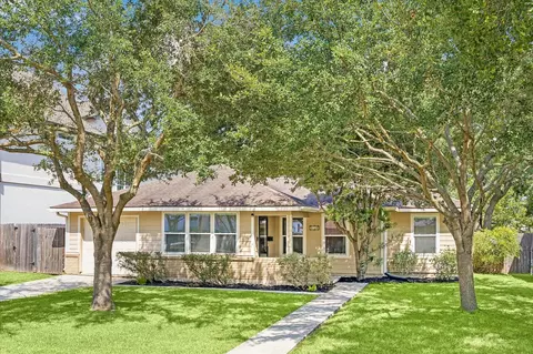 140 Pamellia Dr, Bellaire, TX 77401
