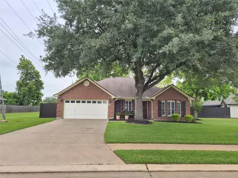 54 Zinnia Ct, Lake Jackson, TX 77566