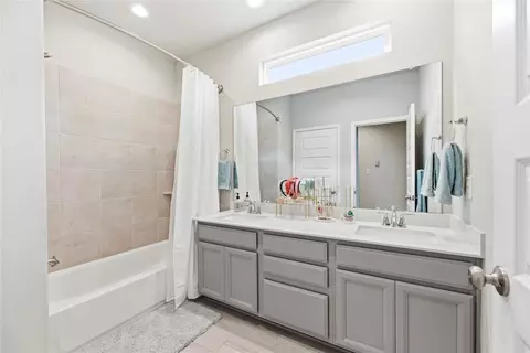 Bath - 3119 Cloud Forest Ln, Houston, TX 77080 photo 2 of 2