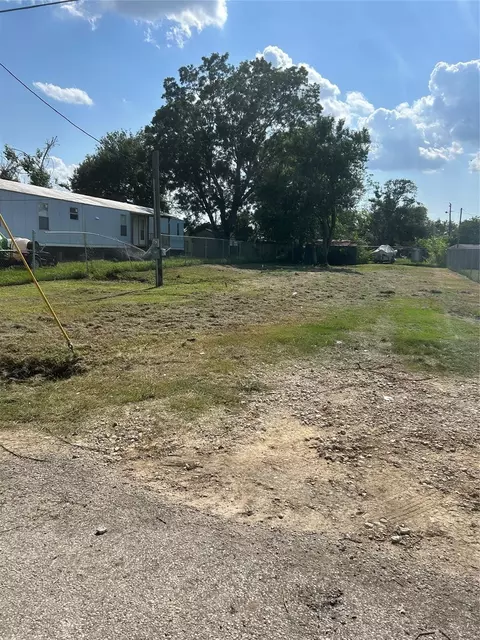 310 Olive St, El Campo, TX 77437