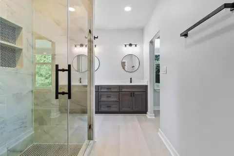 Bath - 599 Bridgeview Dr, Onalaska, TX 77360 photo 2 of 3