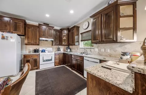 Kitchen - 2526 Perez Rd, Pasadena, TX 77502 photo 2 of 2