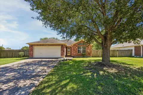 101 Willow Ct, Navasota, TX 77868