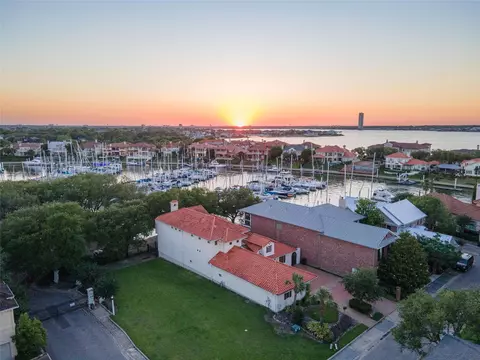19 Mariners Ln, Kemah, TX 77565