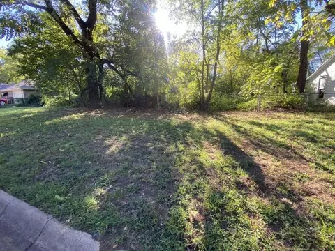 551 11th St NW, Paris, TX 75460