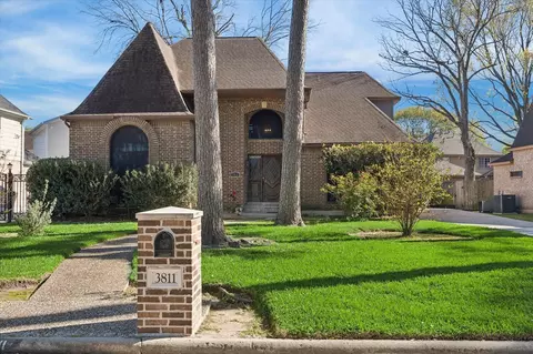 3811 Trappers Forest Dr, Houston, TX 77088
