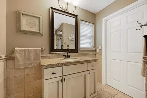 Bath - 2218 Cherry Ln, Pasadena, TX 77502 photo 2 of 3