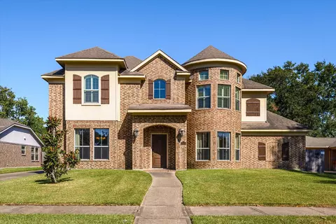 15811 Crestbrook Dr, Houston, TX 77059