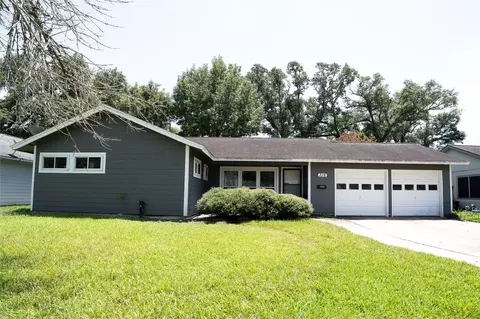 316 Carnation St, Lake Jackson, TX 77566