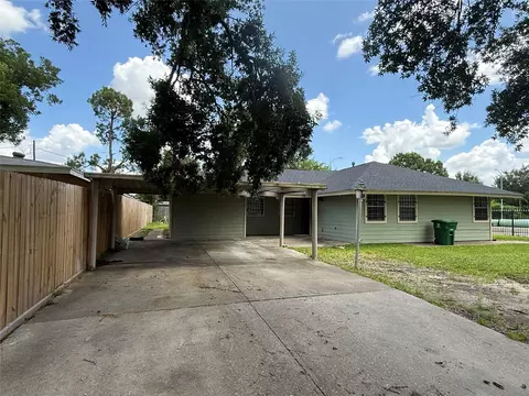 5651 Lyndhurst Dr, Houston, TX 77033