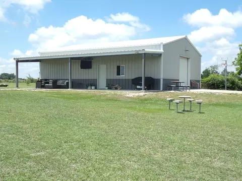 1114 Creekside Ln, Weimar, TX 78962