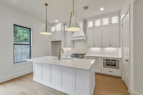 1114 Pearlwood Dr, Houston, TX 77008