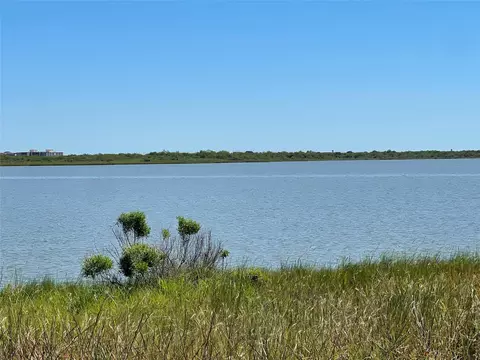 397 Bay Dr, Palacios, TX 77465