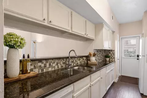 2425 Augusta Dr #23, Houston, TX 77057