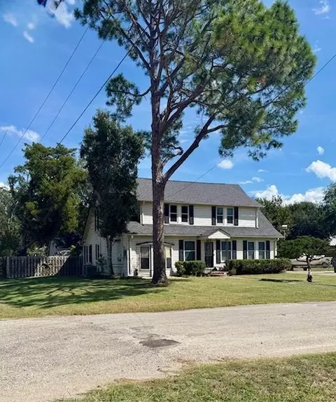 202 Robinson St, Edna, TX 77957
