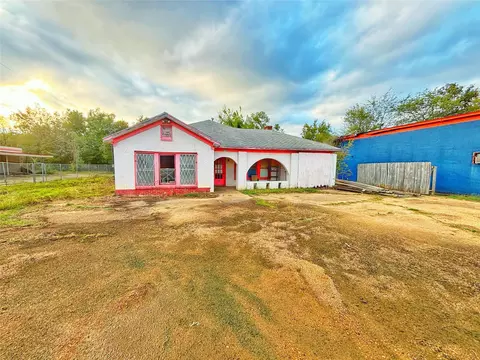 805 S 4th St, Crockett, TX 75835