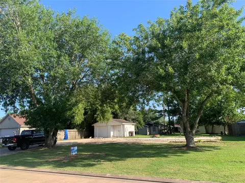 8 Texian Trl N, Angleton, TX 77515